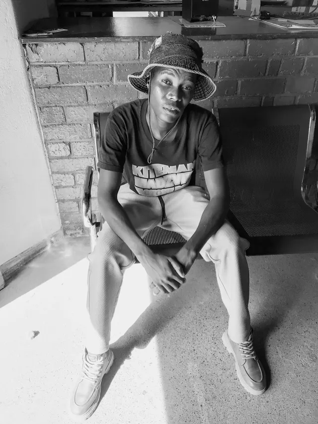 27 Yas boy from Zimbabwe I'm single boy samone like marry me I need rich wife